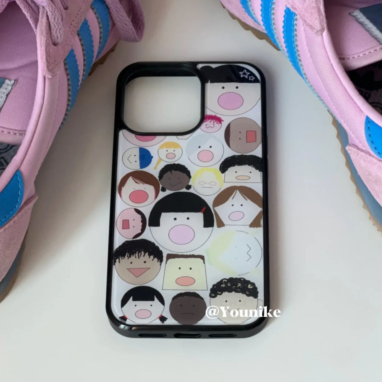 Phone Cases Custom - 漫画風韓国風可愛い大きな頭の人形、個性的なカワイイスマホケース、iPhone 17 Air、16、15、14、13、12、11 Pro Max Plus、Y2Kカバー