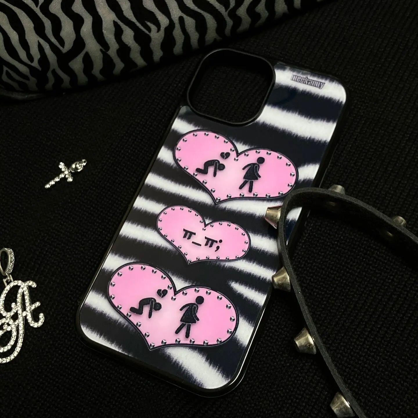 ニッチな個性派ブラック＆ピンクのラブY2Kストライプ柄スマホ - Phone Cases Custom のレビューと価格