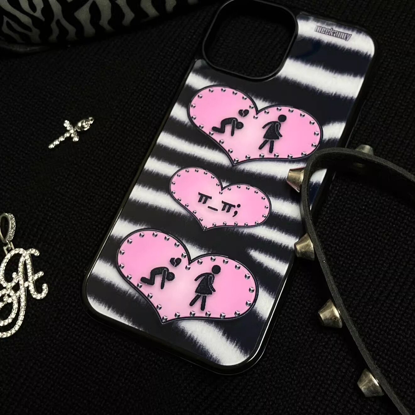 ニッチな個性派ブラック＆ピンクのラブY2Kストライプ柄スマホ - Phone Cases Custom のレビューと価格