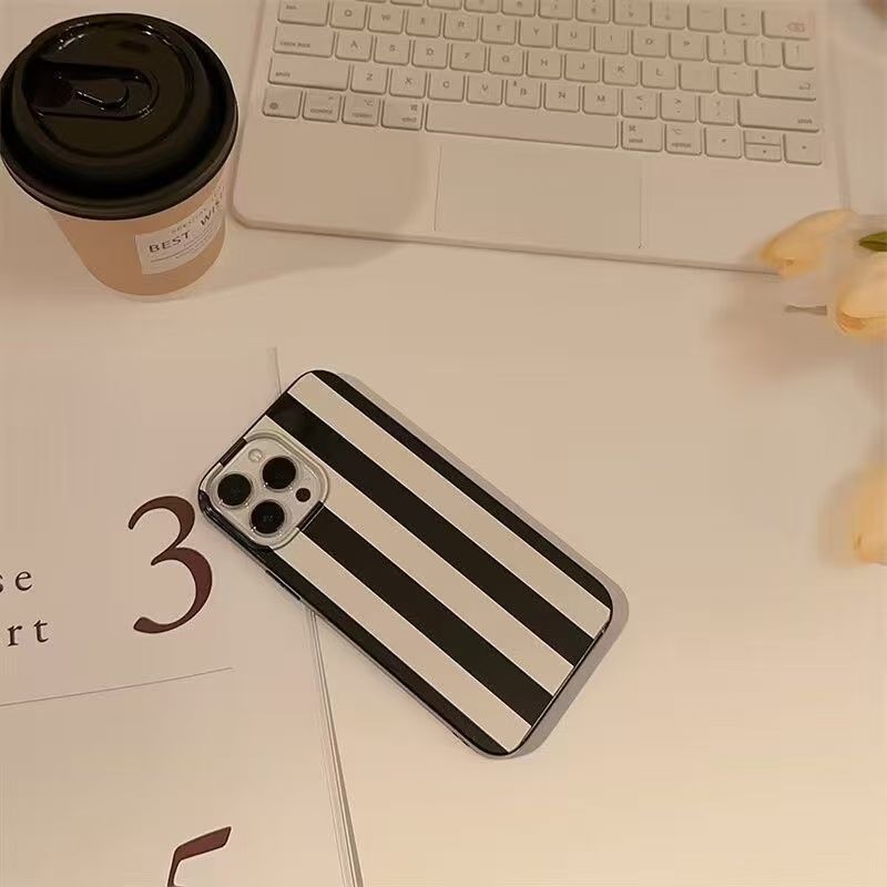 小さなニッチなフレッシュアートデザイン、黒白ライン入りiPh - Phone Cases Drawing のレビューと価格