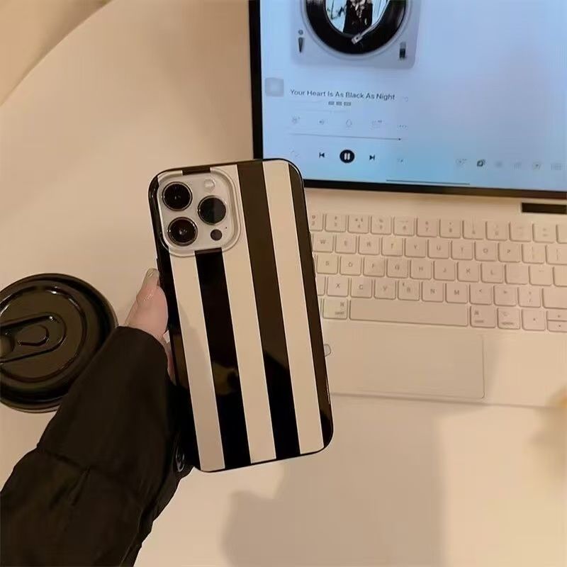 小さなニッチなフレッシュアートデザイン、黒白ライン入りiPh - Phone Cases Drawing のレビューと価格